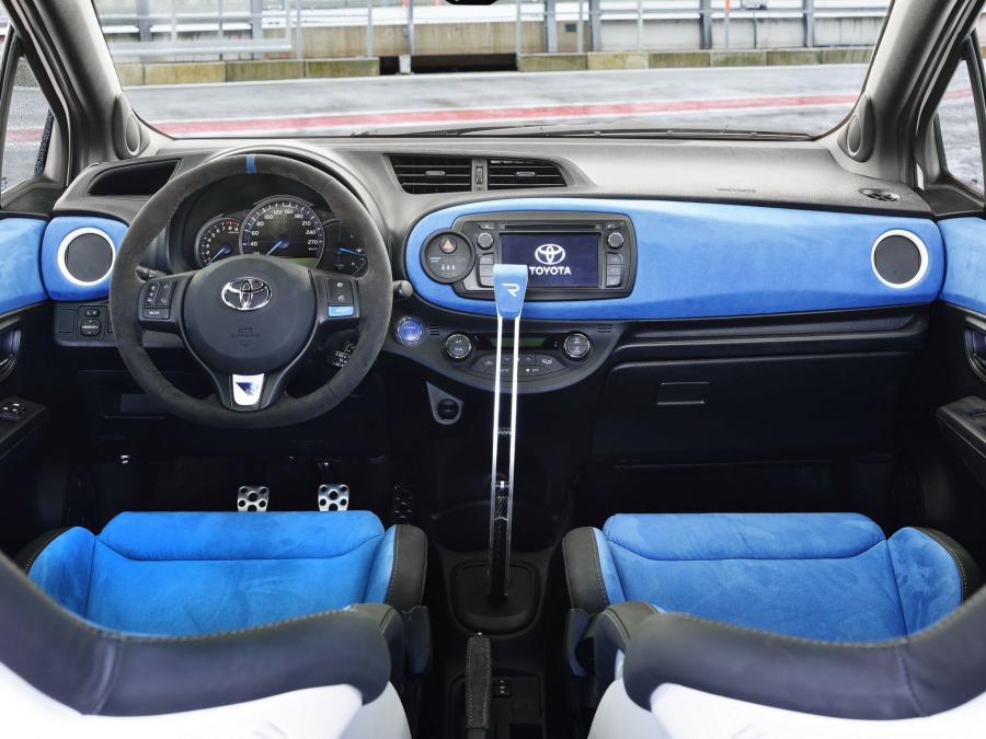 Торпедо Toyota Yaris Hybrid-R Concept 2013 года  (фото 21 из 42)